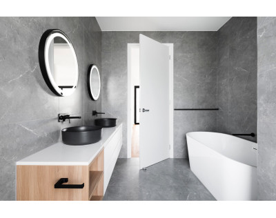 Urządzamy nowoczesną łazienkę: umywalka ceramiczna czy granitowa?